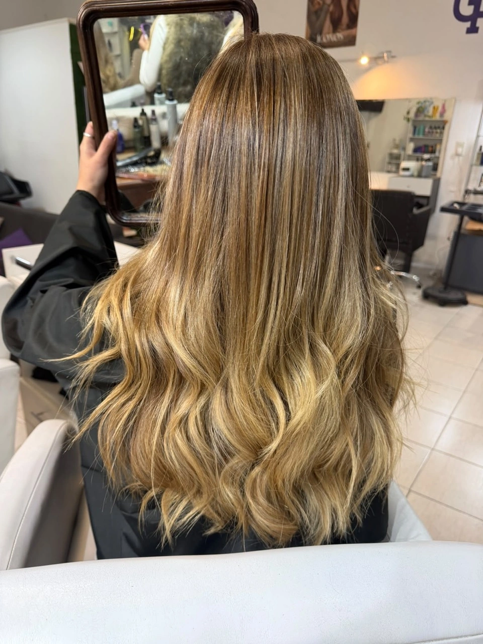 Cabello largo con reflejos dorados y ondas, foto compartida por Cecilia